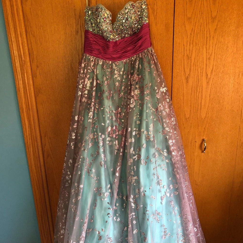Prom dress - Picture 2 of 3